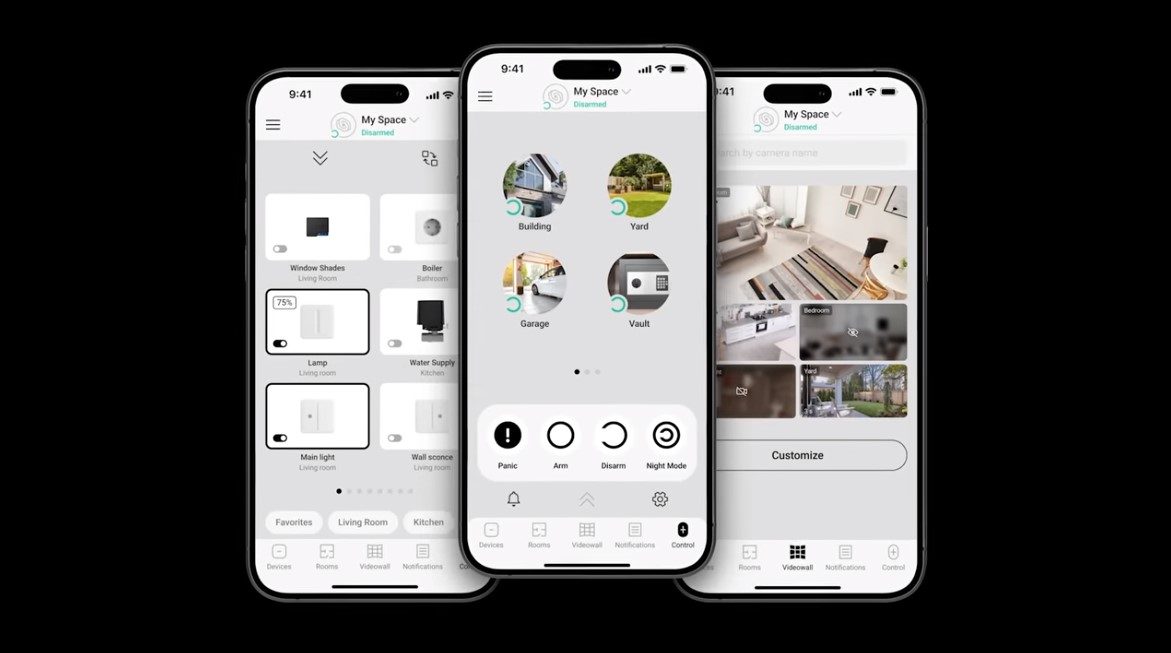 De app op drie telefoons met camerabeeld en plattegrond