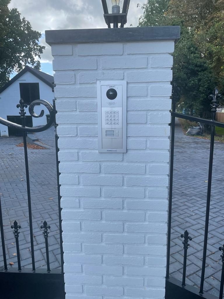 Intercom met camera en codeslot in een poortpijler