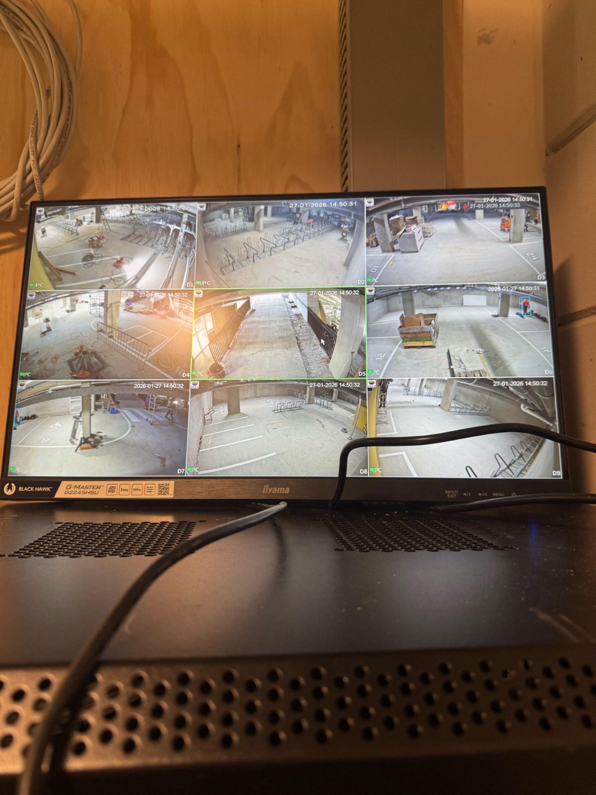 Negen camerabeelden live op &eacute;&eacute;n monitor tijdens de bouw