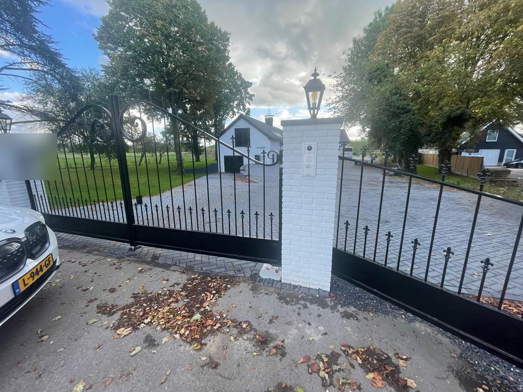 Poort en inrit van een woning