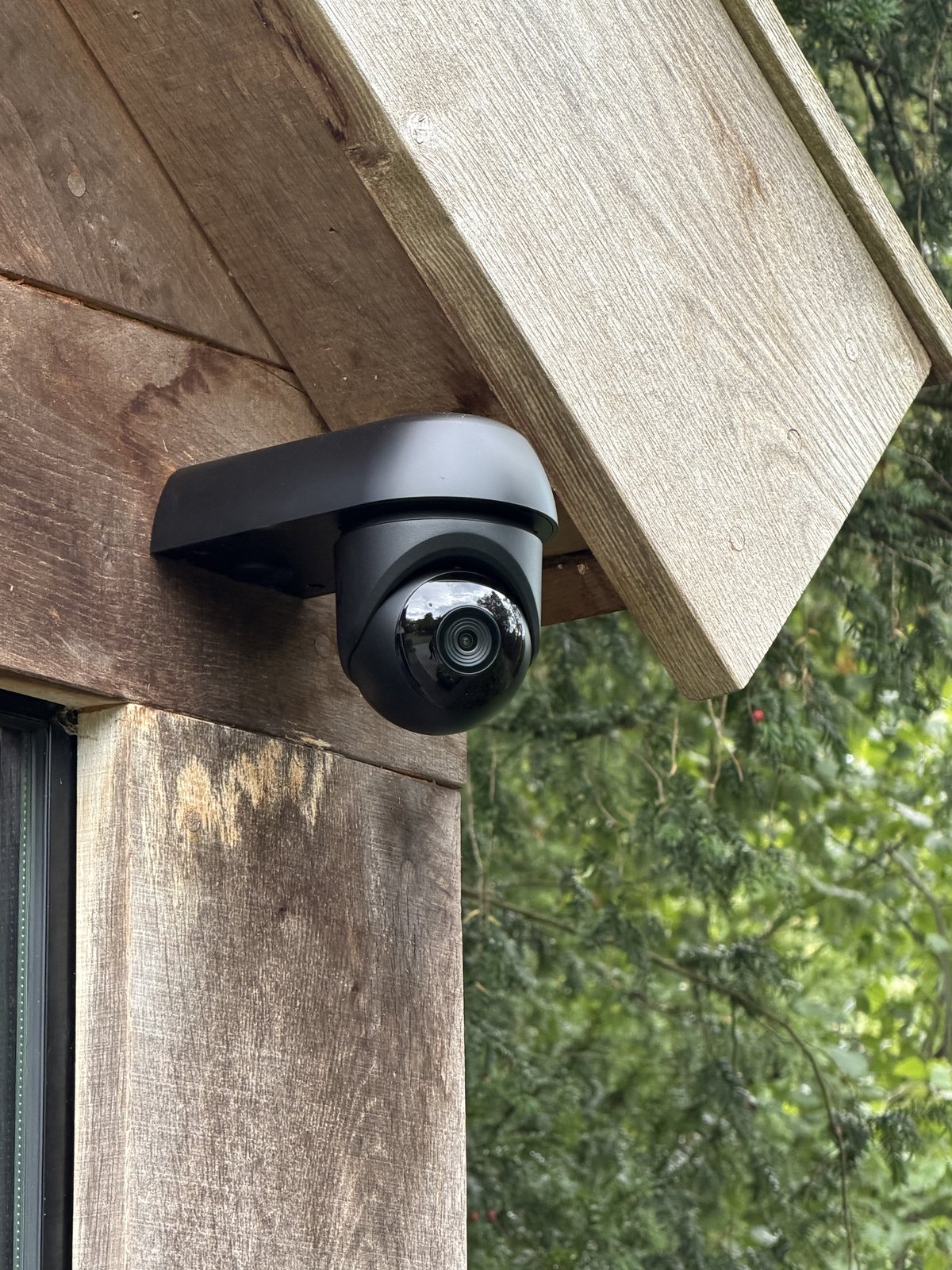 Zwarte draai- en zoomcamera op een houten balk