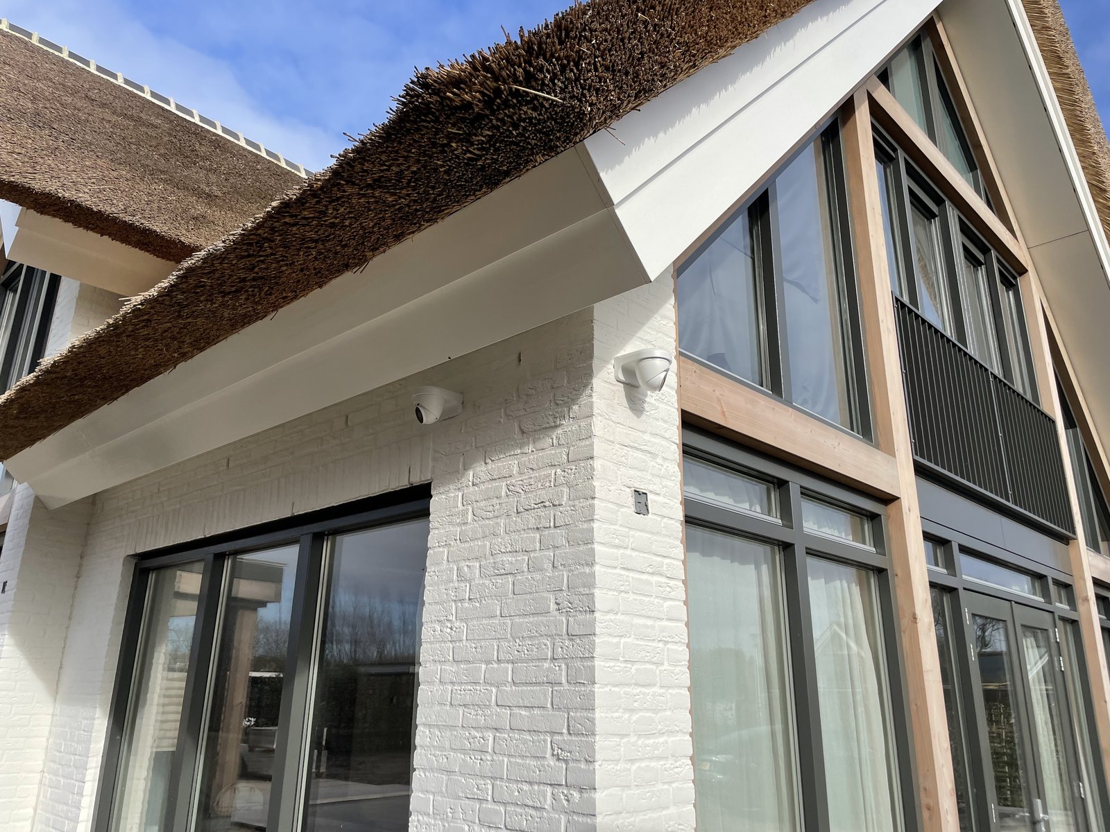 Camera boven de schuifpui van een villa met douglas kozijnen