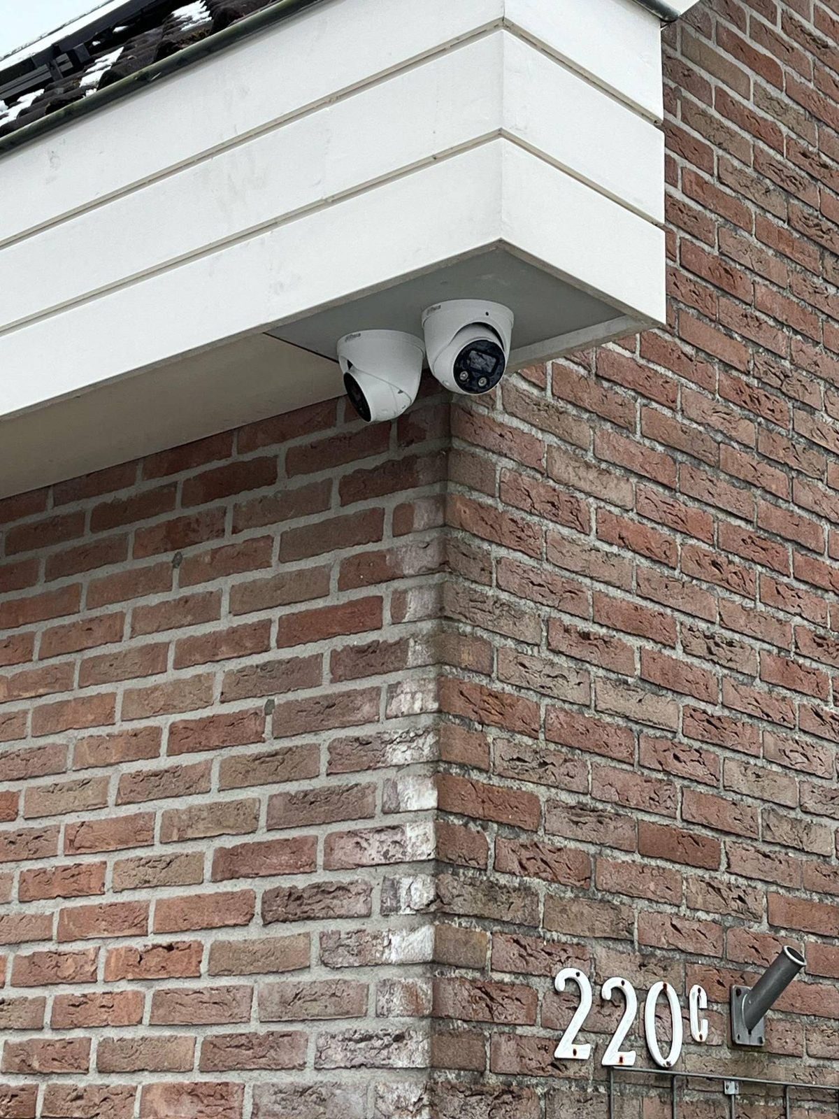 Twee camera’s netjes onder de dakrand van een woning gemonteerd
