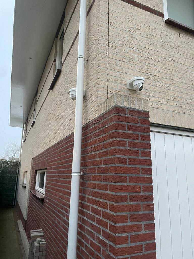 Twee camera’s op de hoek van een woning