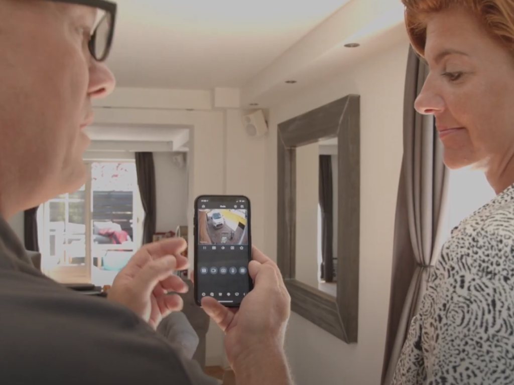 Adviseur laat een bewoner de app op haar telefoon zien