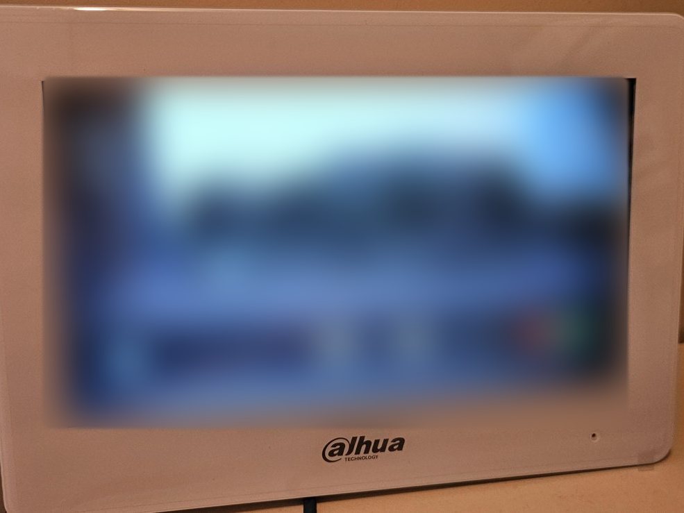 Scherm binnen dat het beeld van de deurbel buiten toont