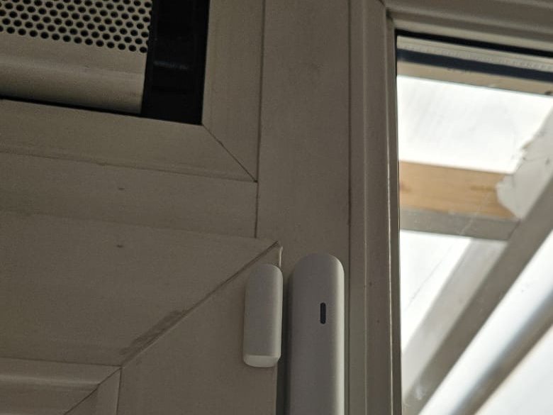 Draadloos deurcontact op het kozijn van een tuindeur
