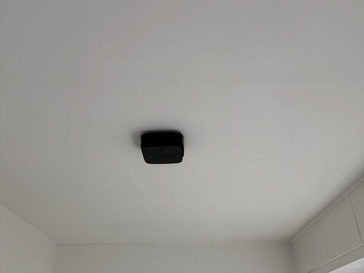 Draadloze melder aan het plafond van een woning