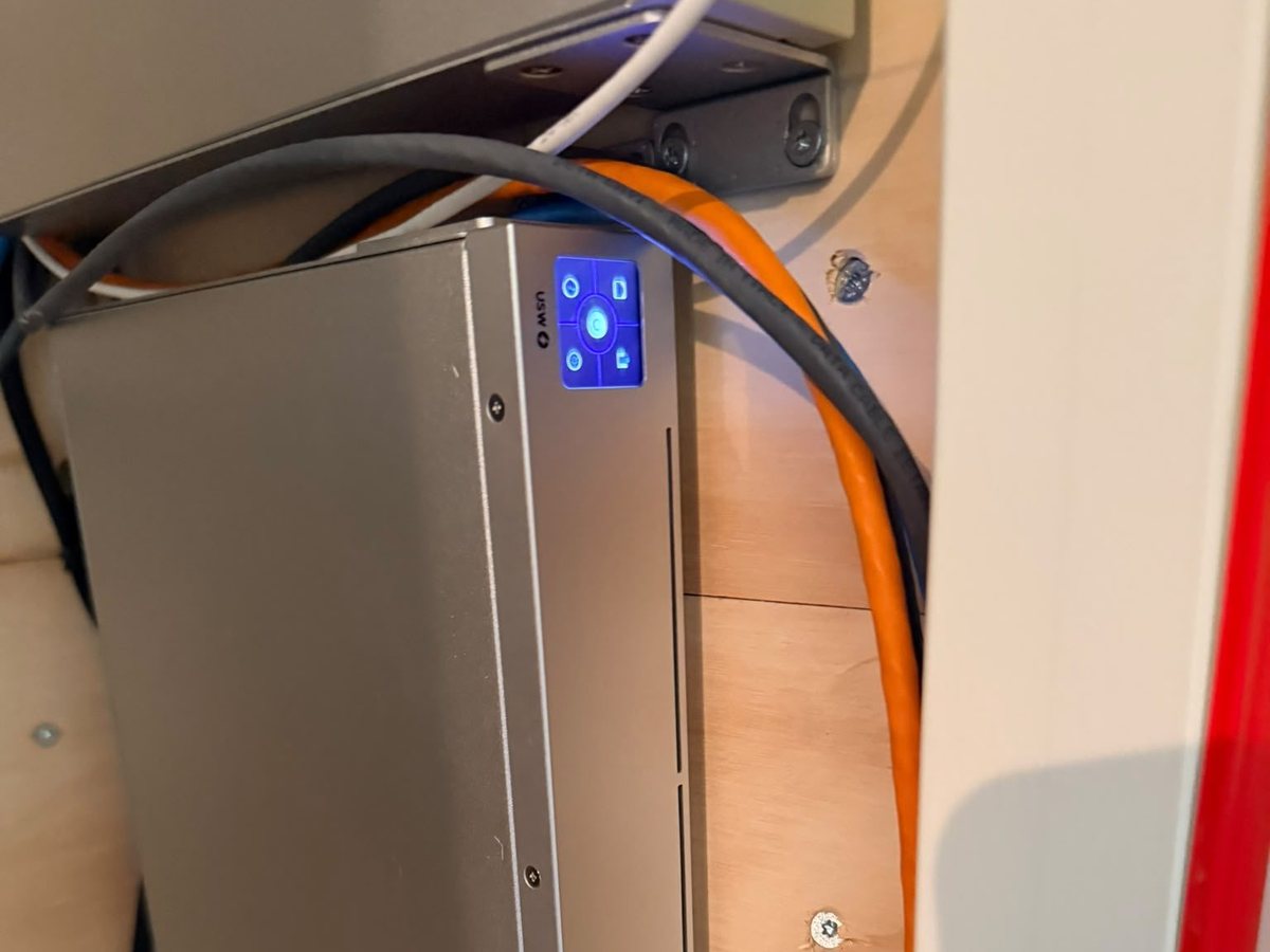 Netwerkswitch in de meterkast met aangesloten kabels