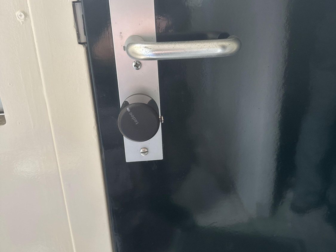 Rond slim slot aan de binnenkant van een voordeur