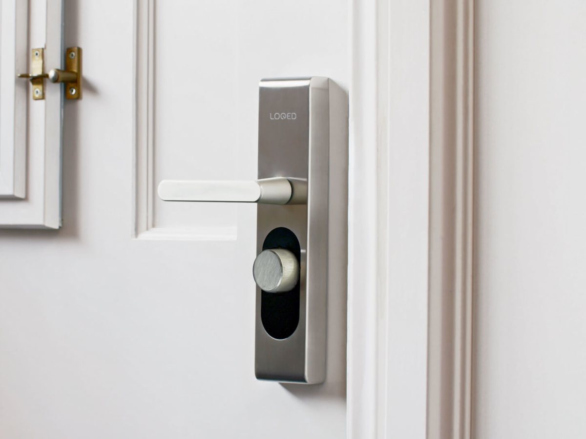 Slim slot met draaiknop op een witte binnendeur