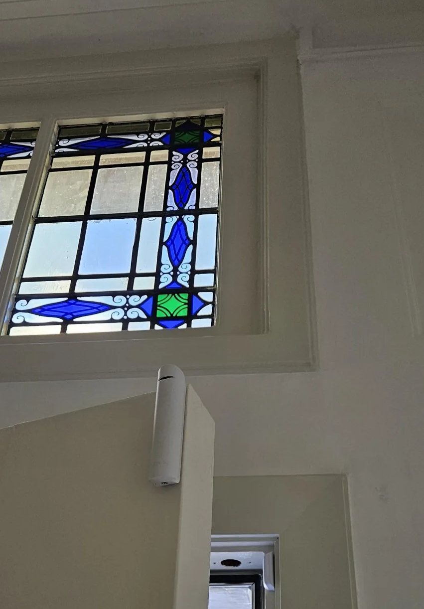 Klein wit contact onder glas-in-lood